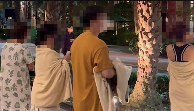 宜兰县礁溪乡长荣凤凰酒店在今（7日）晚间7时30分许，传出12楼客房疑似电线走火冒出浓烟，不少游客吓得直接披上浴巾逃到1楼。（翻摄照片）