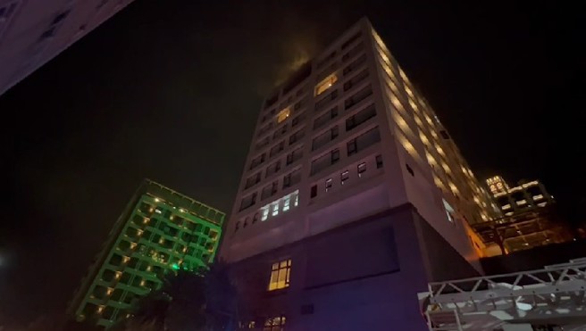 宜兰县礁溪乡长荣凤凰酒店在今（7日）晚间7时30分许，传出12楼客房疑似电线走火冒出浓烟，不少游客吓得直接披上浴巾逃到1楼。（翻摄照片）