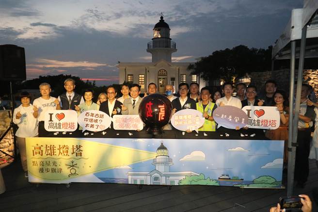 交通部长王国材、高雄市长陈其迈与贵宾参加高雄灯塔点灯仪式。（航港局提供／高雄洪靖宜传真）