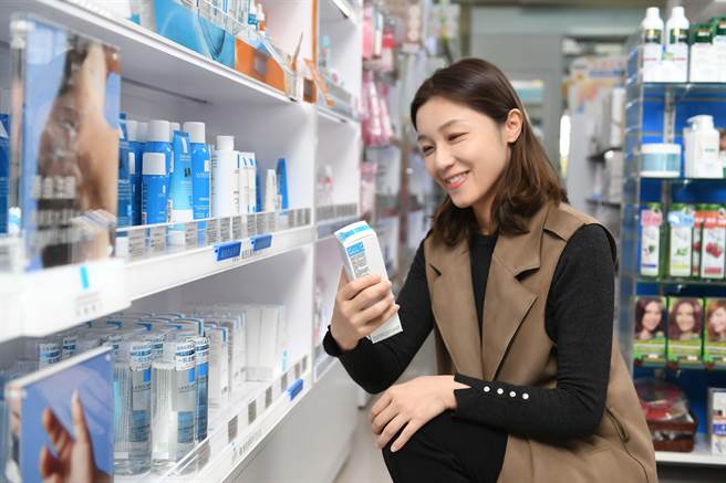 台湾莱雅推动去除产品塑胶缩膜包装，达成减塑减废。（台湾莱雅提供）