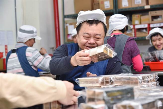 台湾莱雅与春晖启能中心合作，提供身心障碍族群于仓储中心长期稳定的工作机会。（台湾莱雅提供）