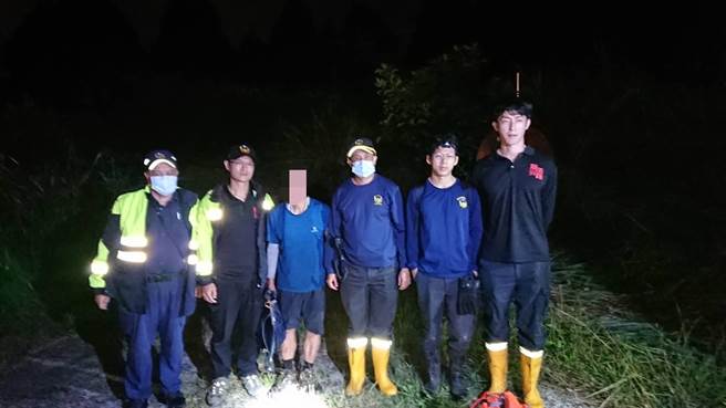 淡水警方6日晚间获报，有名58岁杨姓男子独自登山时，在阳明山鞍部山区受困，警方立刻与消防组成10余人的救难队前往搜救，在当晚8时许便找到杨男。(淡水警方提供)