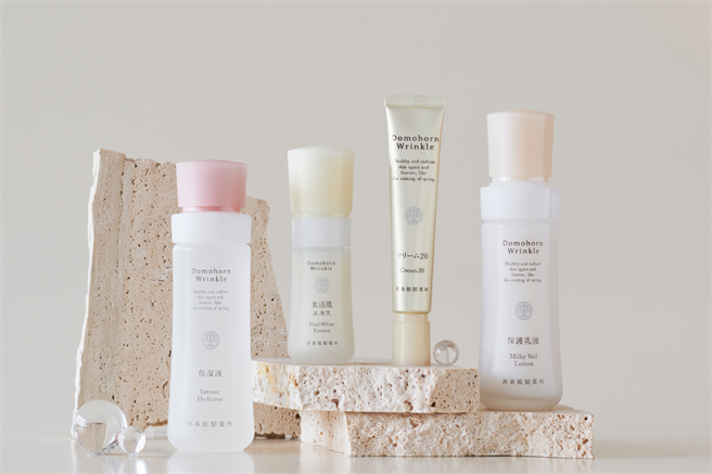 职人级保养加上铁粉经营， 朵茉丽蔻抗老成效受美妆时尚指标肯定(由左至右，保湿液、美活肌精华、乳霜20、保护乳液)。（朵茉丽蔻提供）
