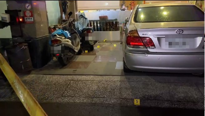 雲林縣虎尾鎮1名經營當鋪男子，與鄧姓男子疑因投資糾紛，7日晚間6點許在虎尾鎮光復路當鋪前遭鄧男槍擊，被害男子遭射中右腳，送虎尾若瑟醫院治療，無生命危險。（翻攝照片）