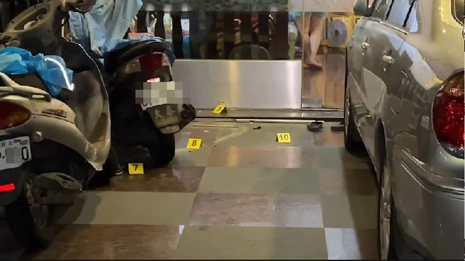 雲林縣虎尾鎮1名經營當鋪男子，與鄧姓男子疑因投資糾紛，7日晚間6點許在虎尾鎮光復路當鋪前遭鄧男槍擊，被害男子遭射中右腳，送虎尾若瑟醫院治療，無生命危險。（翻攝照片）