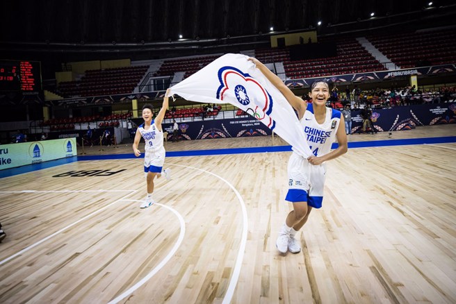 U18亚青女篮中华队击败大陆队，赛后米靖恩（前）、邱敬恩（后）举着队旗庆祝。（取自FIBA官网）