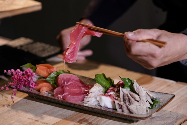有位日本料理店老板今年才获米其林一星推荐，竟涉嫌下药迷奸2女子，被以强制性交罪起诉。（示意图/shutterstock）