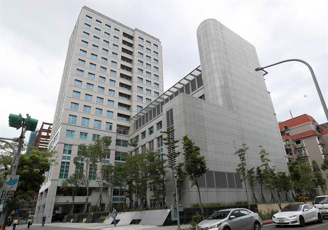 大安超高压是全台首例与商业旅馆共构的变电所，地上主体已完工，地下两条345KV电缆要等2025年才能连结。(图／郑任南摄)