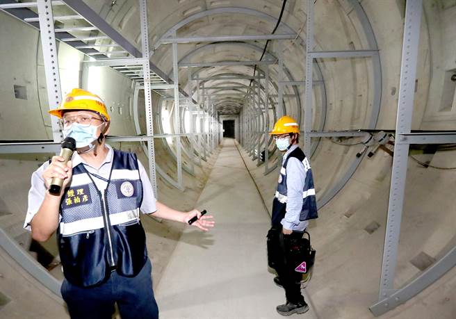 大安变电所地下有两条345kV输电线路，分别是通往内湖的「松湖~大安」线，及连结深坑的「深美~大安」线，深度已在地下45与55公尺，是都会区最深地下洞道。(图／郑任南摄)