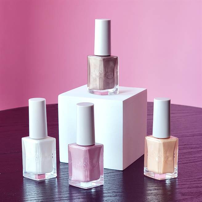 NAIL HOLIC 24_7指甲油 22年秋季限定DressySatin商品SNS情境。（NAIL HOLIC提供）