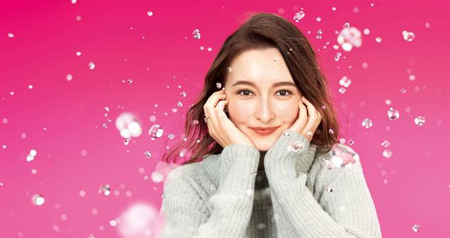 高丝蔻丝媚影 美顏定格持粧喷雾2022年秋冬形象图。（KOSE高丝蔻丝媚影提供）