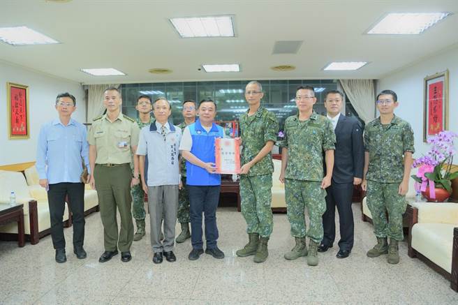 桃园市议会议长邱奕胜秋节劳军，致赠桃园八军事单位，每单位5至15万元。(议会提供／蔡依珍桃园传真)