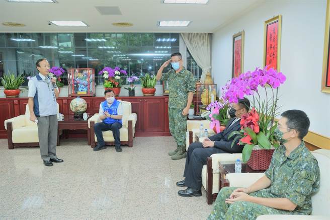 桃园市议会议长邱奕胜秋节劳军，致赠桃园八军事单位，每单位5至15万元。(议会提供／蔡依珍桃园传真)