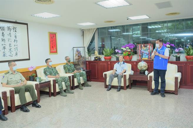 桃园市议会议长邱奕胜秋节劳军，致赠桃园八军事单位，每单位5至15万元。(议会提供／蔡依珍桃园传真)