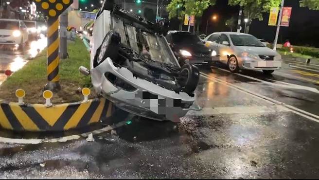 宜兰县罗东镇6日晚间7时14分发生一起翻车事故。（民眾提供／吴佩蓉宜兰传真）