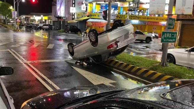 肇事陈男驾驶疑似跨越双白线道变化车道，使他人车辆翻覆。（民眾提供／吴佩蓉宜兰传真）