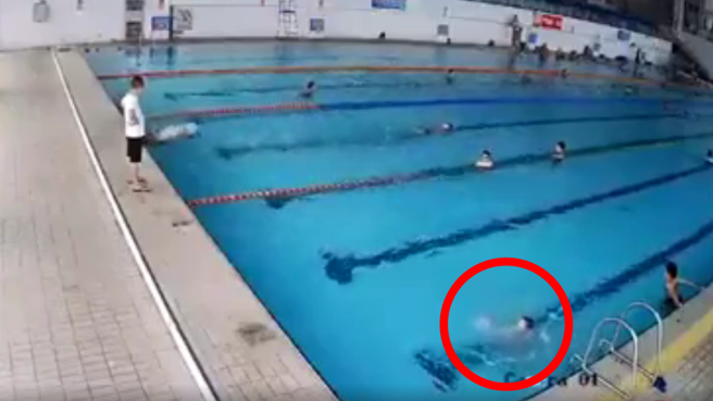 男童不断拍水挣扎，但整整1分钟的时间，周围竟完全没有人理会，连在池边的大人都没注意，男童最后以「手掐脖子」姿势沉到水底溺毙。（翻摄自爆料公社）