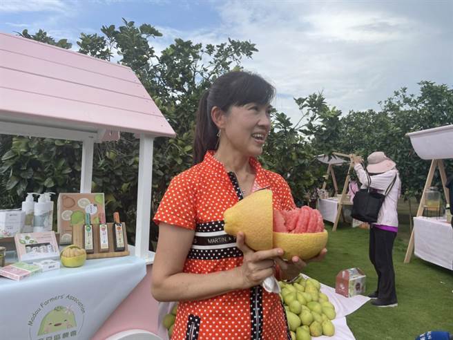 农会总干事孙慈敏说，红文旦富有高的营养成分和抗氧化。（李俊淇摄）