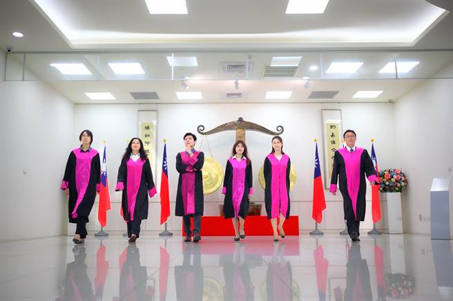 检察总长邢泰钊邀请各地优秀检察官拍摄宣导反贿选海报及影片(最高检提供)