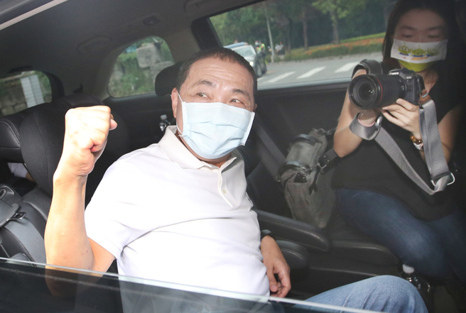 侯友宜1日至选委会登记参选新北市长，离去前与竞选幕僚相互加油打气。（资料照／范扬光摄）