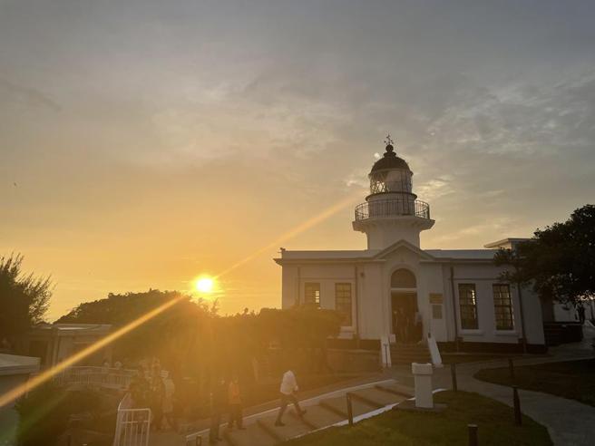 （高雄灯塔开放夜间参观，可赏月赏落日。图／李青萦）