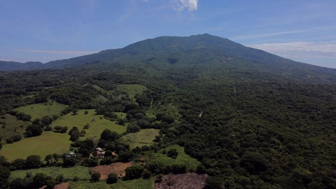 萨尔瓦多「比特币之城」原规划地孔查瓜火山都是丛林。（图／路透社）