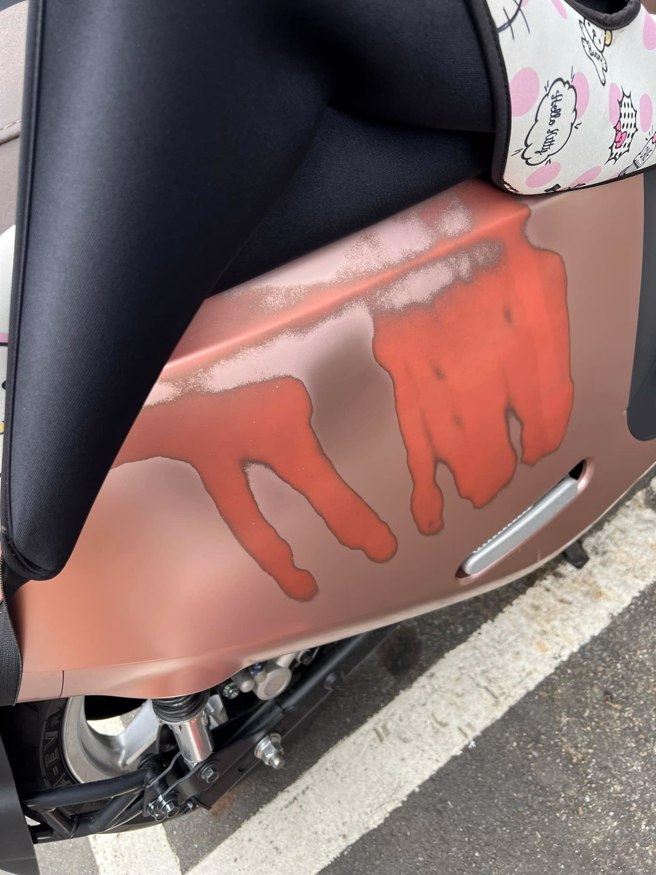 正妹因保护爱车，便帮爱车装上保护套，岂料，1个月后掀开保护套后，竟然掉漆了。（翻摄自脸书爆废公社）