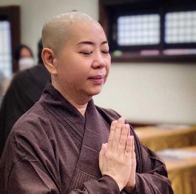 赖冰霞今年1月皈依佛门。（图／翻摄自赖冰霞脸书）