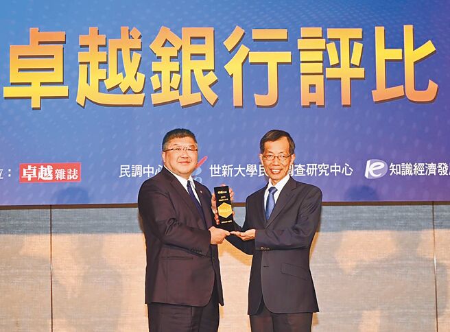 2022卓越銀行評比頒獎典禮，由金管會主任秘書蔡福隆（右）頒獎，合作金庫銀行總經理林衍茂（左）代表領獎。圖／合作金庫銀行提供