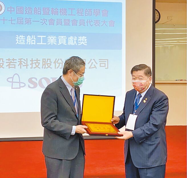 般若科技创办人、同时也是大方船舶董事长林允进（右），荣获「造船工业贡献奖」，由中国造船暨轮机工程师学会理事长陈建宏（左）颁发奖牌。图／业者提供