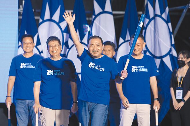 新北市长侯友宜强调，自己是为后来的建设打下根基，要让新北成为北台湾中心。图为日前国民党全代会上，侯友宜（中）上台挥棒造势的画面。（本报资料照片）