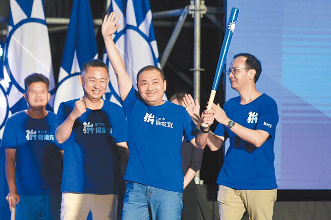 新北市長侯友宜多次強調，年底選舉是與自己競爭。圖為日前國民黨全代會上，侯友宜（中）上台造勢的畫面。（本報資料照片）