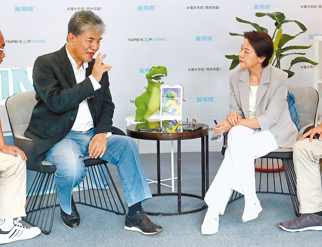 台北市長參選人黃珊珊（右）6日發表都市再生新樣貌政見，現場宣布前內政部長李鴻源（左）擔任黃珊珊競選團隊市政總顧問一職，活動後兩人繼續在黃珊珊的競選總部交換意見。（鄭任南攝）