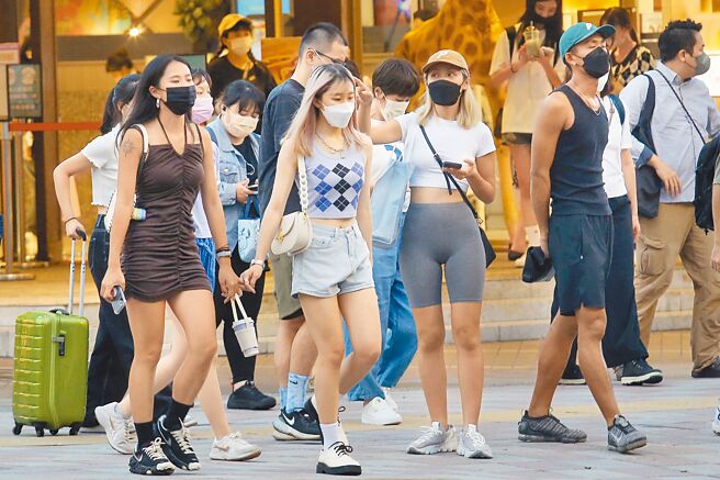 新冠肺炎疫情逐渐升温，中央流行疫情指挥中心发言人庄人祥6日表示，预估这波BA.5疫情到年底还会再有200多万人感染。在台北市闹区逛街的民眾紧紧地戴着口罩。（范扬光摄）