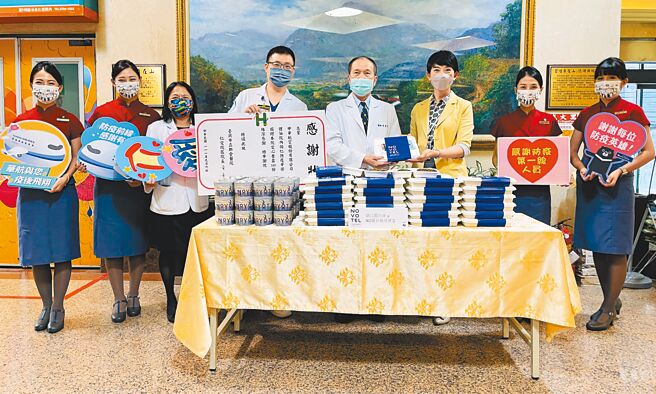 华航准备「防疫英雄双主菜餐盒」前往台北市联合医院仁爱院区，感谢医护人员在最艰困时刻守护全民健康。（华航提供）