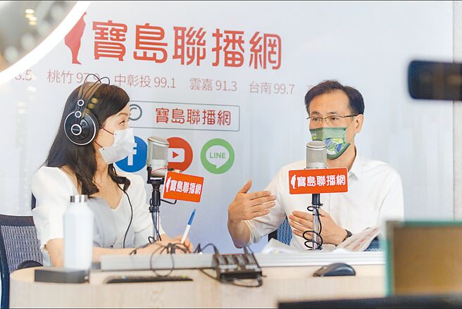 对于农委会研究案，民进党桃园市长参选人郑运鹏呼吁，国民党对手张善政应该像他们处理（林智坚论文案）一样，正大光明调资料说明。（郑运鹏竞选办公室提供／赖佑维桃园传真）