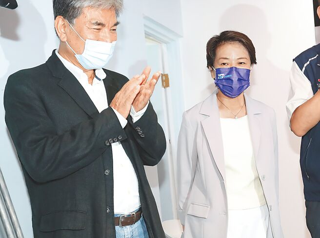 台北市长参选人黄珊珊（右）提出上任后首要拆除市立第一殡仪馆，将4580坪绿地还给市民，遭蓝营痛批不要沦为「公园珊」，质疑黄掠人之美、政策小偷。（郑任南摄）