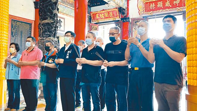 高雄市长陈其迈（左四）6日走访大林蒲，前往凤林宫参拜，沿海6里里长随行，力挺陈其迈连任。（民进党高市党部提供／柯宗纬高雄传真）