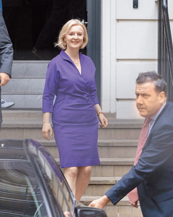 英國外交大臣特拉斯6日接替強森成為新首相，並預定公布內閣成員名單。圖為特拉斯5日當選保守黨新黨魁後離開保守黨總部。（新華社）