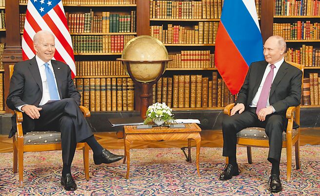 美國總統拜登5日在白宮被問及是否應將俄羅斯認定為「支持恐怖主義國家」的問題時，他回答：「不（NO）。」圖為拜登（左）與俄羅斯總統普丁2021年在端士日內瓦會晤。（摘自羅俄斯總統府官網）