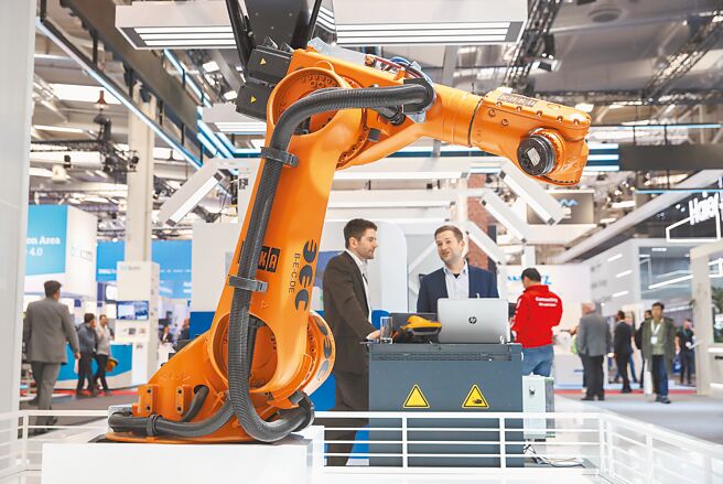 德國金屬和電氣行業雇主協會主席沃爾夫（Stefan Wolf）近日接受媒體採訪時表示，德國對中國的經濟依賴是「巨大的」。圖為2019年4月1日在德國漢諾威拍攝的華為展區展出的機械臂。（新華社）