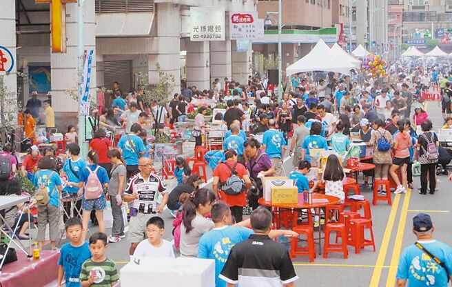 桃园市中坜新都心生活文化协会往年举办中秋节封街烤肉，连续2年因为疫情取消。（本报资料照片）