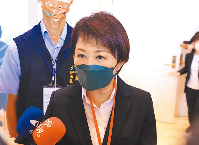 对台中狼师案后续处理，台中市长卢秀燕表示，这件案子还没告一段落，市府一定继续追查。（林欣仪摄）