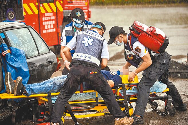 义消人员热血协助消防单位救灾，高雄市义勇消防总队聘请专业单位拍摄义消招募宣导影片，将有助于义消组织年轻专业化新形象，未来将深入校园，结合学校社团，招募热血青年。（高雄市义勇消防总队提供／洪靖宜高雄传真）