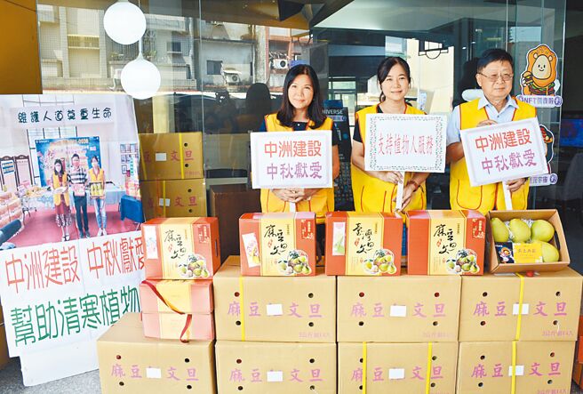 中洲建设董事长黄启伦（右）抛砖引玉，大方认购千斤柚子，挹注创世植物人照养经费。（林和生摄）