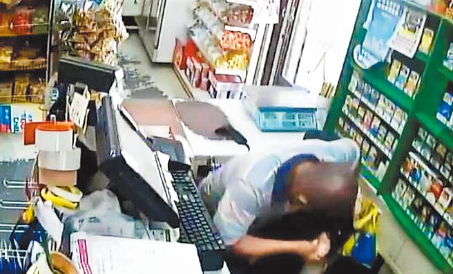 只因为被超商女店员提醒戴口罩就恼羞成怒，动手暴打、残忍挖眼睛的杨姓男子，一审审酌他患有妄想型思觉失调症，依重伤害等罪判5年。二审高雄高分院6日宣判，上诉驳回，维持原判。（本报资料照片）