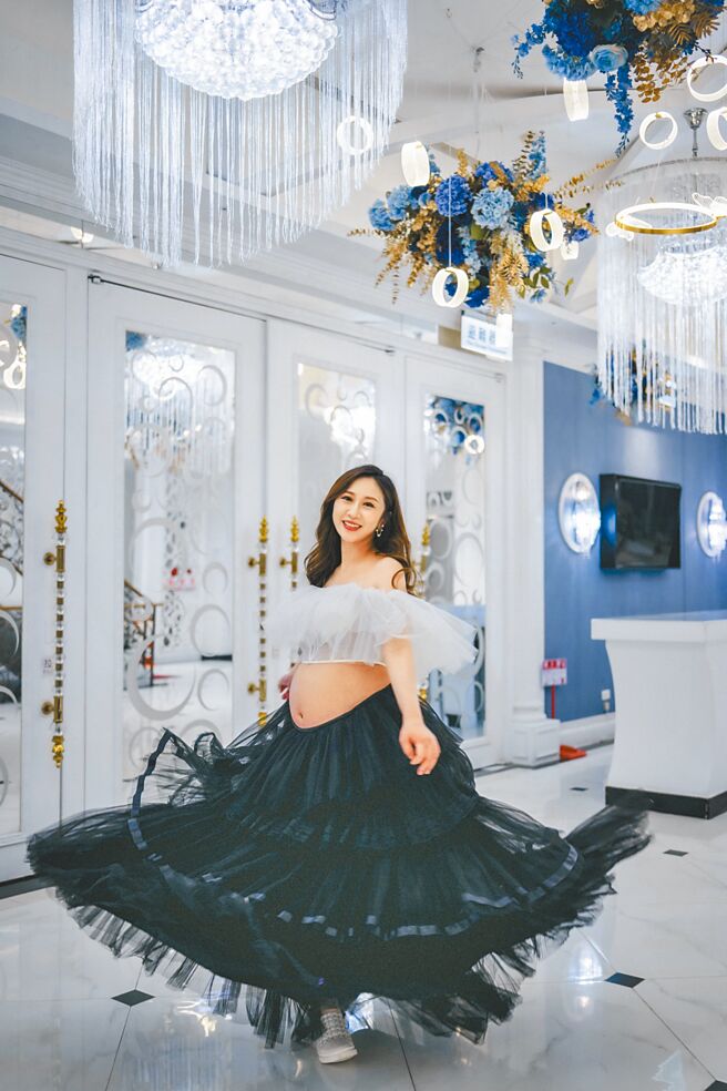 懷孕4個月的蔡允潔，日前開心揭曉腹中胎兒為女兒。（Playground婚禮婚紗攝影提供）