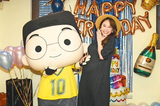 懷孕7個多月的三立主播張齡予，昨身著寬鬆洋裝出席記者會。（三立提供）