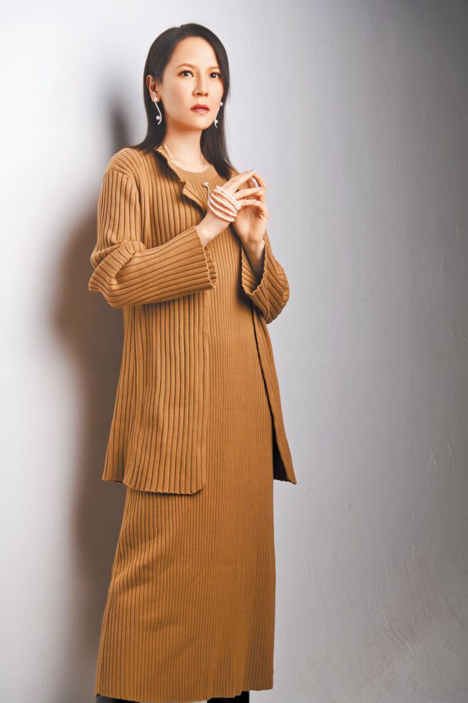 杨乃文最近忙着筹备演唱会和新专辑，专辑新曲的调性轻快活泼，灵感源自她在疫情期间的领悟，佩戴TASAKI Atelier高级珠宝展现歌后风采。（JOJ PHOTO摄，服装提供／CHLOE）