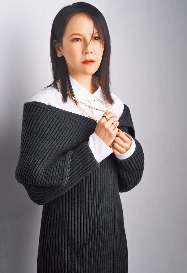 杨乃文〈缪斯Muse演唱会〉即将在10月22日登场，以女爵气场诠释TASAKI融入重金属铆钉元素的danger系列珍珠作品，充满摇滚时尚。（JOJ PHOTO摄，服装提供／Tod's）